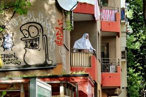 1. Platz von Friedel Kantaut - Frau auf Balkon